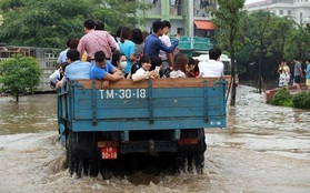 Hà Nội: Xe tải, máy xúc ứng cứu người dân qua những đoạn đường ngập nặng