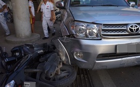Hà Nội: Ô tô mất lái gây tai nạn liên hoàn tông vào hàng chục xe máy