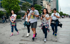 Chùm ảnh: Bạn trẻ Sài Gòn lập team, dàn trận trong công viên, ngoài phố đi bộ để "săn" Pokemon
