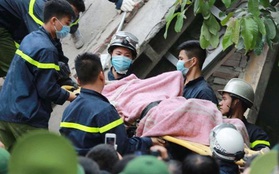 Hà Nội: Sập nhà 4 tầng giữa phố Cửa Bắc, 2 người tử vong