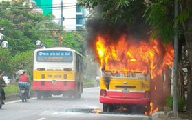 Hà Nội: Xe buýt đột ngột bốc cháy dữ dội, 20 hành khách hoảng loạn