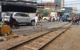 Bỏ lại xe máy, nam thanh niên lao vào đoàn tàu tự tử