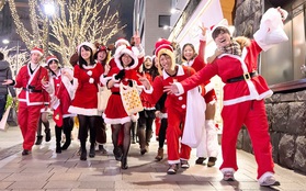 Bật mí Giáng sinh cực chất với "tập đoàn" ông già Noel tại lễ hội đèn lồng khổng lồ