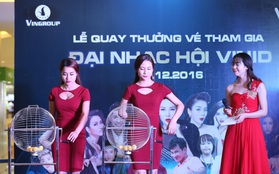 Người dân Hà Nội đổ về sự kiện quay số trúng thưởng ở Vincom Mega mall Times City