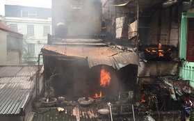 Hà Nội: Cháy rụi 4 căn nhà ở đường Trần Khát Chân, chủ nhà ngất xỉu phải đưa đi cấp cứu