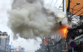 Clip cột điện bốc cháy dữ dội ở Sài Gòn, cả khu phố hốt hoảng