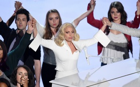 Nhiều sao khóc và dành "cơn mưa lời khen" cho sân khấu Oscar đầy nhức nhối của Gaga