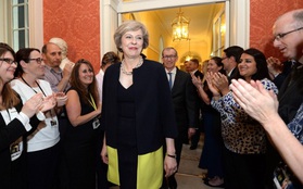 Bóng hồng mới trên chính trường Anh: Bà Theresa May chính thức nhậm chức Thủ tướng