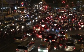 Đường phố Hà Nội lại tắc nghẽn nghiêm trọng vào giờ tan tầm