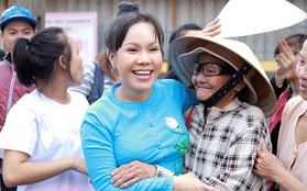 Việt Hương cười hết cỡ trong vòng vây yêu mến của người dân