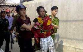 Tạm giữ hình sự nghi phạm dùng dao uy hiếp con tin ở Nghệ An