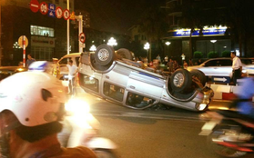 Hà Nội: Ô tô lật ngửa trên cầu vượt Trần Duy Hưng, tài xế may mắn thoát nạn