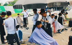 Người Hà Nội xếp hàng chờ được phục vụ tại salon tóc vỉa hè miễn phí trên đường Tố Hữu
