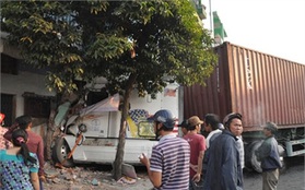 Xe container lao vào nhà dân ở Sài Gòn, nhiều người thoát chết