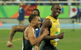 "Tia chớp" Usain Bolt có đủ thời gian để cười với đối thủ khi cán đích đầu tiên tại Olympic