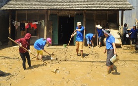 Chùm ảnh: Xách nước, đẩy bùn đất ra khỏi nhà dân sau đợt lũ kinh hoàng ở Lào Cai