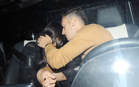Cảnh tượng khó coi của Ozil và bạn gái trong ô tô riêng