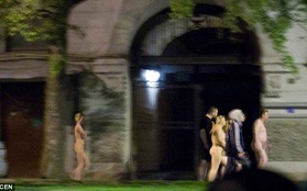 Hàng chục gái bán dâm cùng khách làng chơi bị ép diễu phố trong tình trạng khỏa thân