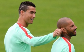 Ronaldo khoe đầu mới, tinh nghịch véo tai đồng đội