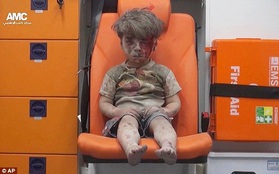 'Em bé 5 tuổi bị không kích': Khi ánh mắt lạnh lẽo và dửng dưng trở thành biểu tượng chiến tranh