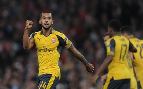 Walcott lập cú đúp đầu tiên sau 9 năm, Arsenal bỏ túi 3 điểm ở Champions League