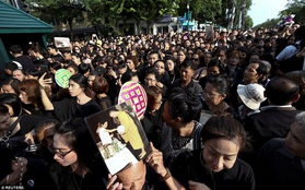 Thái Lan bán hết sạch quần áo màu đen khi cả nước đang để tang Quốc vương Bhumibol