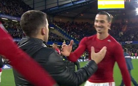 Cảnh Ibra, Martial "tay bắt mặt mừng" với cầu thủ Chelsea sau trận thua nhục nhã khiến Giggs điên tiết