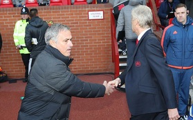 Mourinho và Wenger bắt tay mà chẳng thèm nhìn nhau lấy "nửa con mắt"