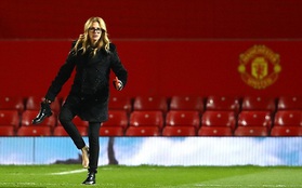 "Người đàn bà đẹp" chân trần dạo chơi trên sân Old Trafford