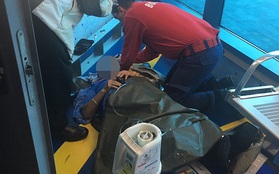 Hạ cánh khẩn cấp vì hành khách lên cơn đau tim, nhưng Qatar Airways lại khiến một người khác bị gãy chân
