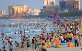 Mỗi buổi chiều, hàng nghìn người dân Đà Nẵng lại lũ lượt kéo ra biển "giải nhiệt"