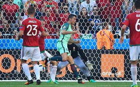 Cú đánh gót tuyệt đỉnh của Ronaldo lọt Top 2 bàn đẹp nhất Euro 2016