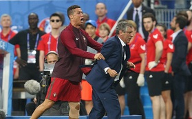 Rời sân trong nước mắt, Ronaldo vẫn truyền lửa cho đồng đội theo cách "dị" thế này đây!