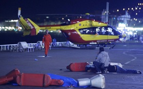 Thi thể nạn nhân nằm la liệt tại hiện trường vụ tấn công khiến hơn 200 người thương vong ở Pháp