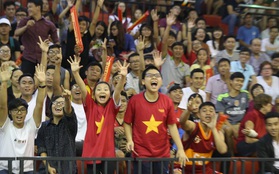 Mặc mưa lớn, khán giả ngồi chật cứng sân xem derby Saigon Heat và HCMC Wings