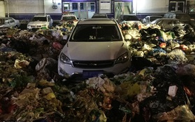 Bị hàng tấn rác bao vây can tội đỗ xe bừa bãi, mất toi gần 4 triệu dọn đường