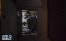 Cuộc sống trong những căn nhà siêu nhỏ của người nghèo Hồng Kông dịp Tết