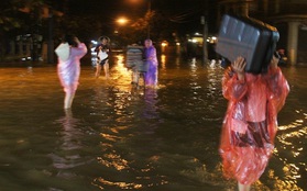 Chùm ảnh: Nước lũ tràn vào nhà, người dân Hội An trắng đêm chạy lũ