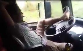 Clip tài xế ngả người ra ghế hút thuốc, điều khiển ô tô bằng một chân