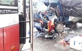 Quảng Nam: Xe tải tông trực diện xe khách, 2 người thương vong