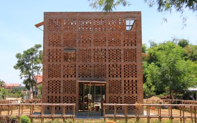 Chùm ảnh: Cận cảnh ngôi nhà 3 tầng bằng đất nung của nghệ nhân gốm Việt được lên báo Mỹ