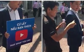 Xôn xao clip nam thanh niên treo tiền trên người, cầm biển "cứ lấy nếu bạn thích"