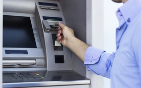 ATM rút tiền hàng ngày không an toàn như bạn nghĩ, đây thực chất là miếng mồi ngon lành cho hacker