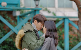 Sweet Stranger and Me của “bố trẻ” Kim Young Kwang và Soo Ae dần "gục ngã"