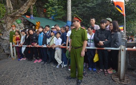 Dựng rào chắn để giảm tải ùn tắc ngày khai hội chùa Hương