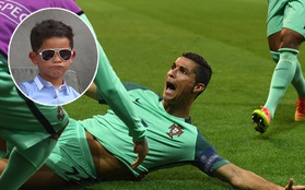Mặc bà nội "phát cuồng", Ronaldo Junior chẳng buồn ăn mừng khi bố ghi tuyệt phẩm