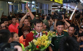 Nhà vô địch Olympic Hoàng Xuân Vinh được chào đón như người hùng tại sân bay Nội Bài