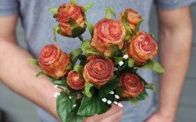 Hoa hồng ư, xưa rồi! Lãng mạn là phải tặng nhau hoa... thịt xông khói cơ!