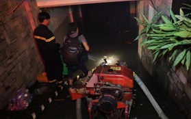 Cảnh sát phòng cháy chữa cháy hút nước ngập trong hầm xe trên đường Phan Xích Long