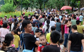 Hà Nội: Hàng ngàn người xếp hàng vào lăng viếng Bác, các điểm vui chơi chật kín người ngày 2/9